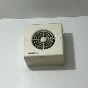 מאוורר תקרה מותקן על קיר לבן