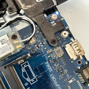 לוח אם עם רכיבים אלקטרוניים וחיבורים שונים