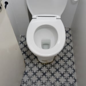 אסלה לבנה עם רצפה מעוצבת, נעל עבודה