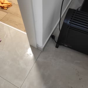 כבל חשמל מחובר למכשיר חימום ליד קיר