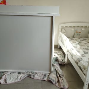 מיטה וארון בחדר ילדים עם מצעים מעוצבים