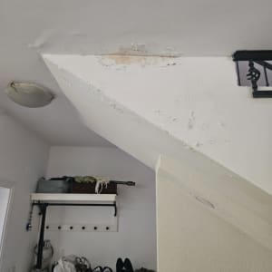 רטיבות בתקרה מעל מדף נעליים בבית