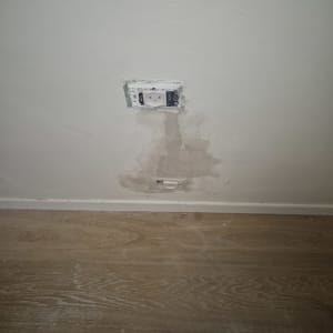 שקע חשמלי בקיר עם תיקון טיח