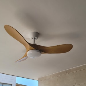 מאוורר תקרה עם שלושה להבים מעץ