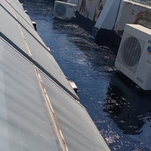 גג אטום בזפת עם יחידות מיזוג אוויר