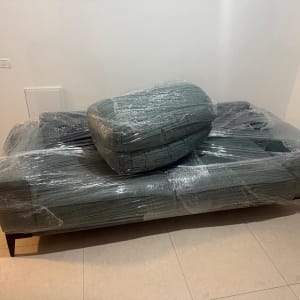 ספה עטופה בניילון מוכנה להובלה