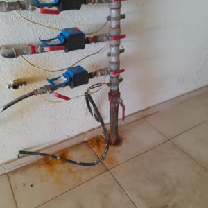 צנרת עם חלודה על רצפה