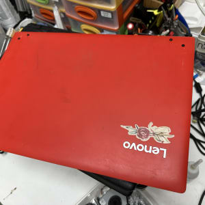 מחשב נייד אדום של לנובו עם מדבקה פרחונית