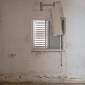 קיר עם סימני רטיבות וקילוף צבע