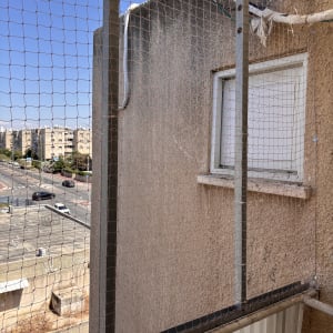 רשת הגנה על מרפסת למניעת כניסת יונים