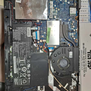 חלקים פנימיים של מחשב נייד עם לוח אם וסוללה