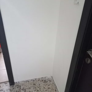 פינת קיר עם רצפת אריחים ודלת