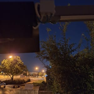 חוטי חשמל מחוברים לקופסת חיבורים בלילה