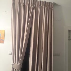 וילון בצבע בז