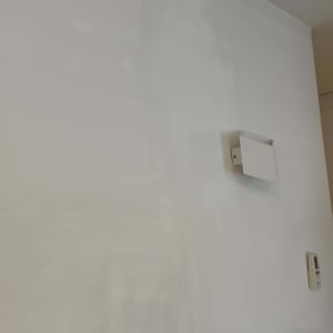 קיר עם סימני צבע ומתג חשמלי