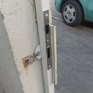 מנעול דלת מותקן על משקוף ליד מכוניות חונות