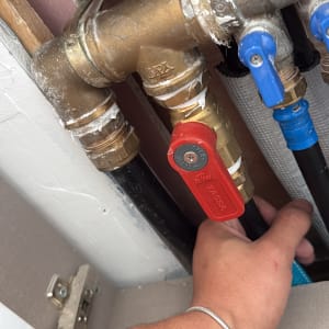 יד מחזיקה צינור עם ברזים וכלים