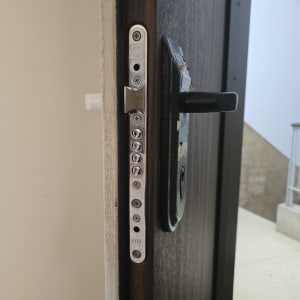 מנעול דלת עם בריחים ומנגנון נעילה