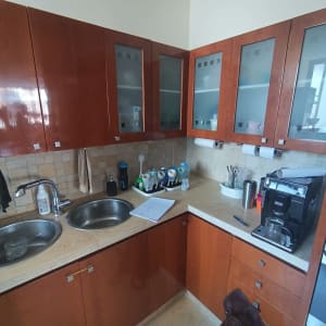 שיש במטבח עם כיור כפול וברז נירוסטה