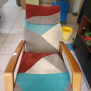 כיסא צבעוני עם דלי ומכונת ניקוי ברקע