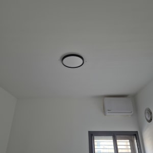 תאורה ותנור מיזוג בחדר