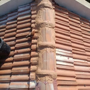 תמונה של גג רעפים עם תיקון בטון