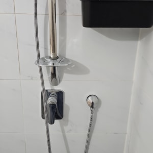 ברז מקלחת עם צינור מתכת ומחזיק סבון