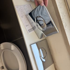 התקנת לחצן הדחה בשירותים עם הוראות התקנה
