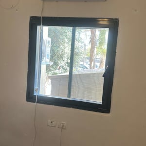 התקנת מזגן עילי אינוורטר מעל חלון בבית