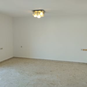 קירות לבנים ותקרה עם מנורה