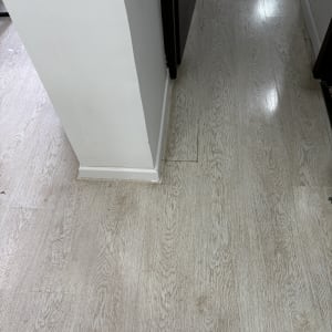 רצפת פרקט עץ בהירה עם דלתות כהות