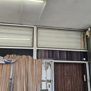 חזית חנות עם דלת מתכת ותריס סגור