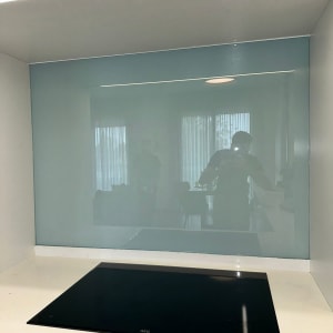 זכוכית שקופה מעל כיריים במטבח מודרני