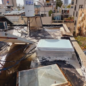 גג עם חומרי איטום סביב חלון סקיילייט