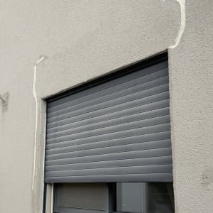 חלון עם איטום בקיר חיצוני של בניין