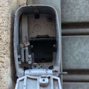 מנגנון חשמלי של שער מתכת