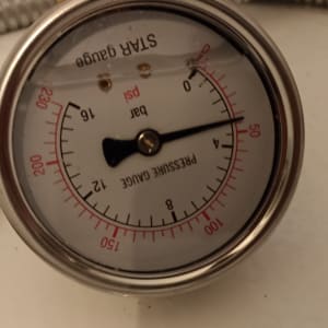 מד לחץ עם צינור מתכת גמיש