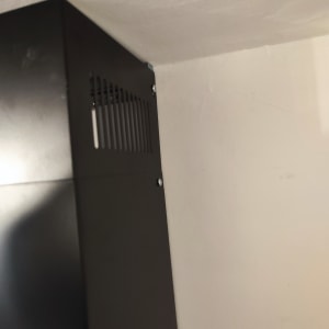 ארון מתכת עם ברגים מותקנים על הקיר