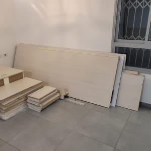 לוחות עץ מונחים על הרצפה להרכבה