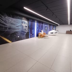 רצפה נקייה עם עגלת ניקוי קטנה ובקבוקי מים