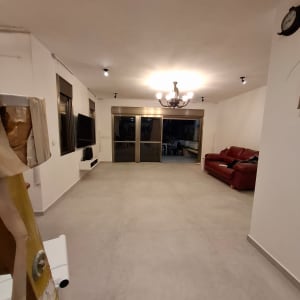 סולם צהוב, נייר דבק, רצפה חדשה, תאורה מותקנת