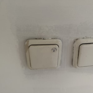 שני מתגים על קיר צבוע חלקית