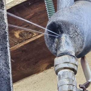 דליפת מים מצינור מתכת חלוד