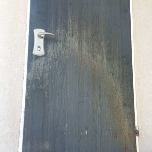 דלת עם סימני שחיקה וקילוף בצבע