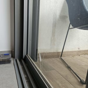 זכוכית שבורה בדלת הזזה ליד כיסא