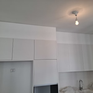 ארונות מטבח לבנים עם מדף פתוח