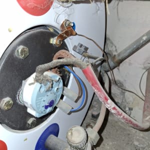 חיבורים חשמליים וצינורות במערכת חימום מים