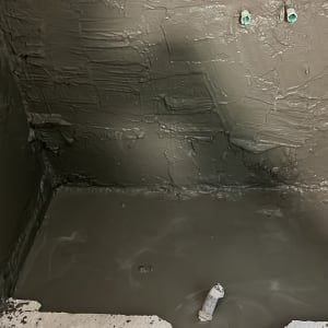קירות ורצפה עם שכבת איטום טרייה