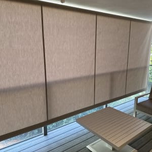 תריסים פנימיים חומים מכסים חלון זכוכית גדול