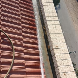 ניקוי גג רעפים עם צינור מים